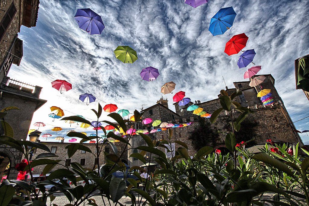 Falvaterra, piazza principale con ombrelli colorati